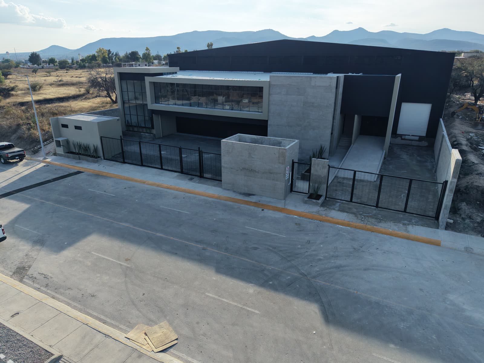 Vista aérea de nave industrial y oficinas del proyecto RMQ